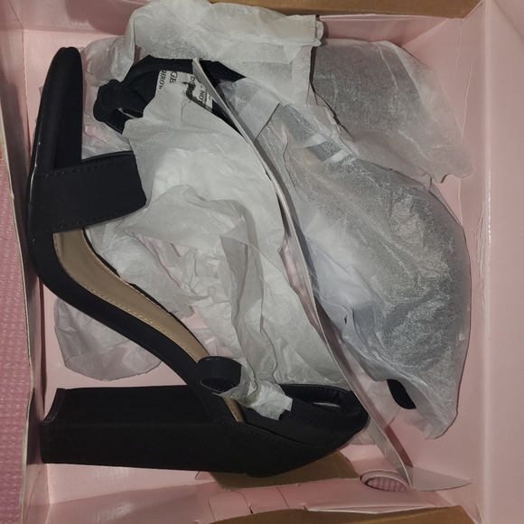 Shoes - Picture 2 of 5